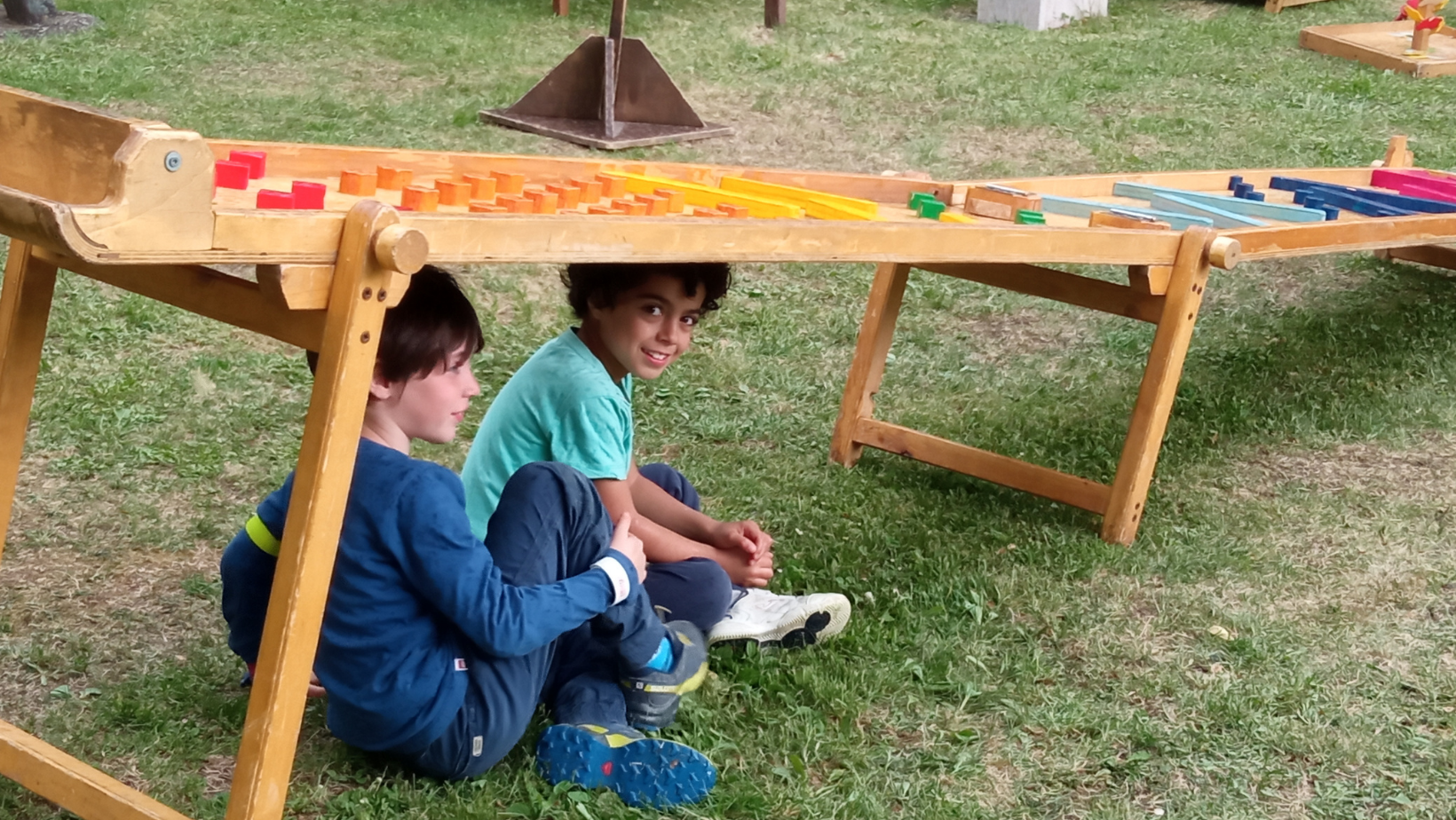 Ludobus di Verona, Due bambini sono seduti sotto un gioco