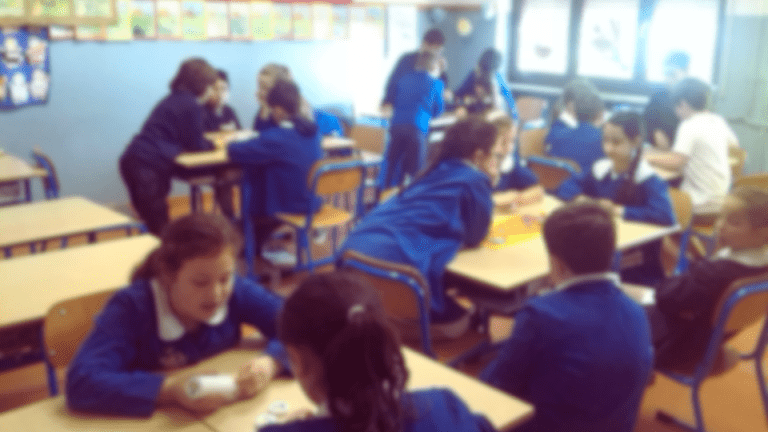 Scopri di più sull'articolo Giochiamo tra i banchi – Laboratorio in classe